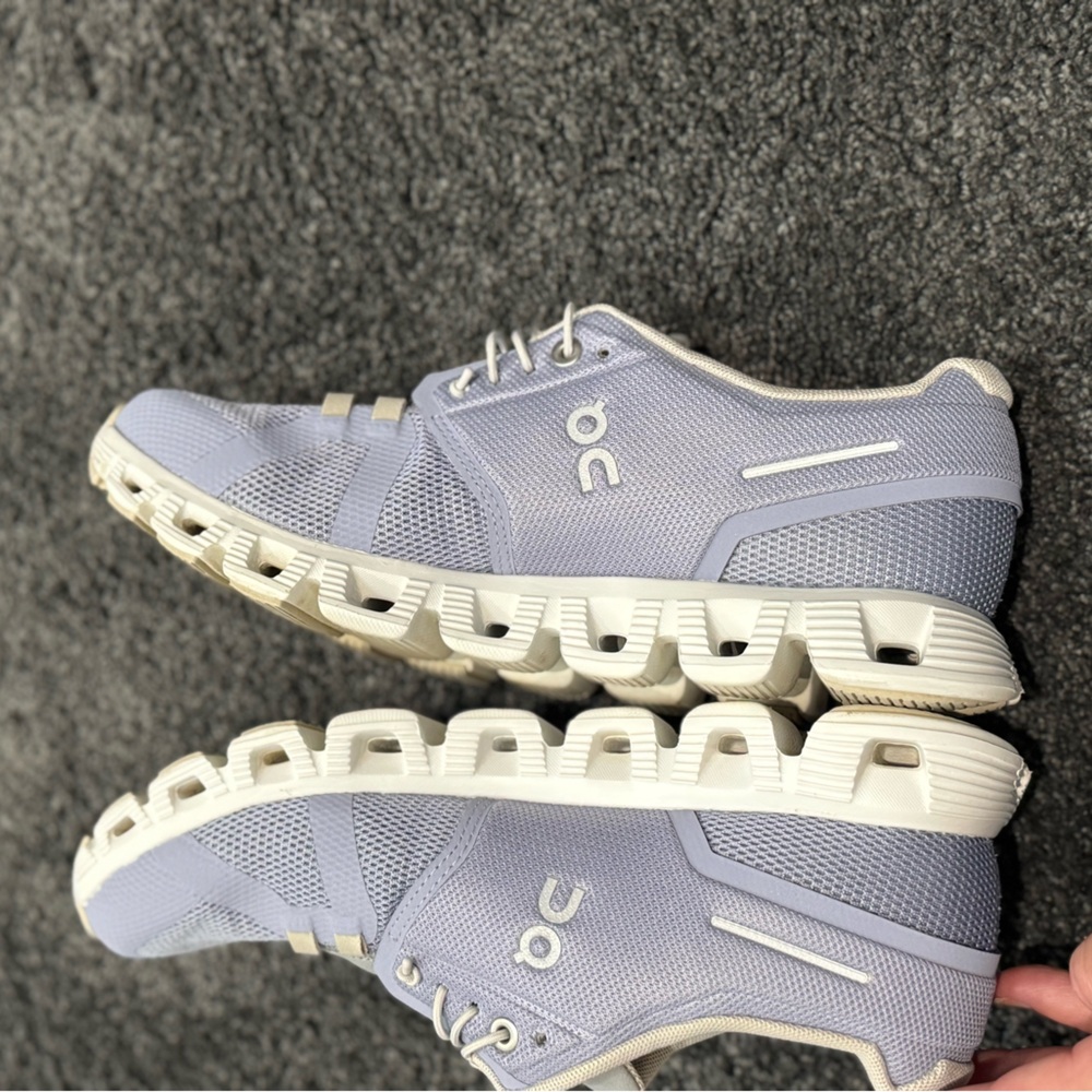 Oncloud women’s size 8 sneakers